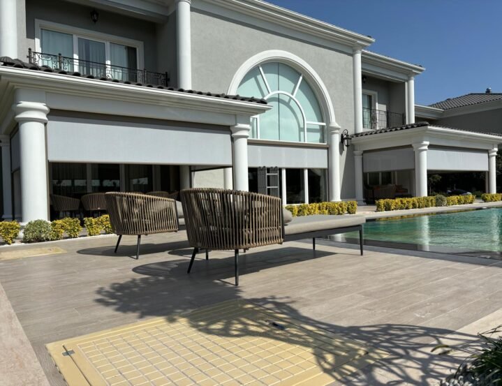 Art 110 Retractable Motorized Screen 1